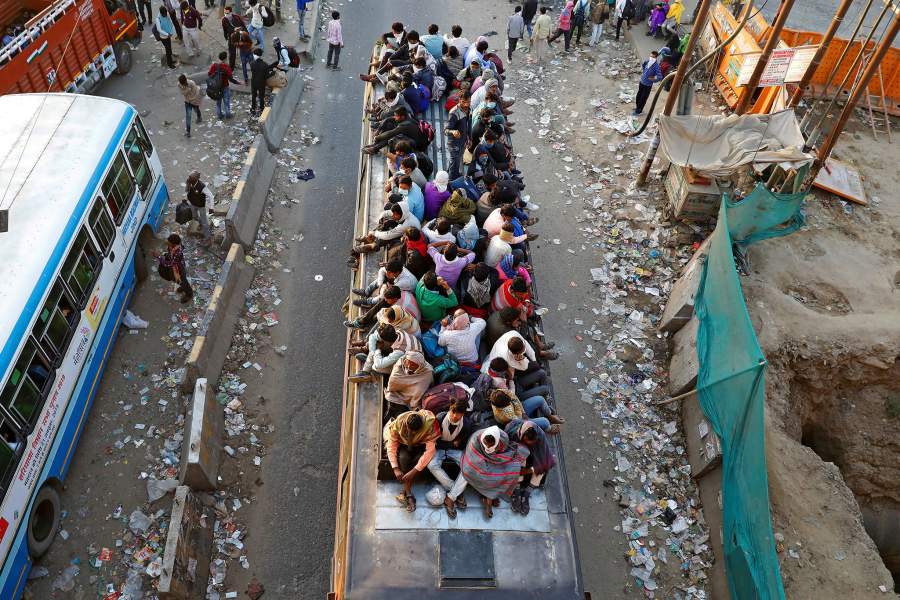 Люди не могут уехать домой из Нью-Дейли