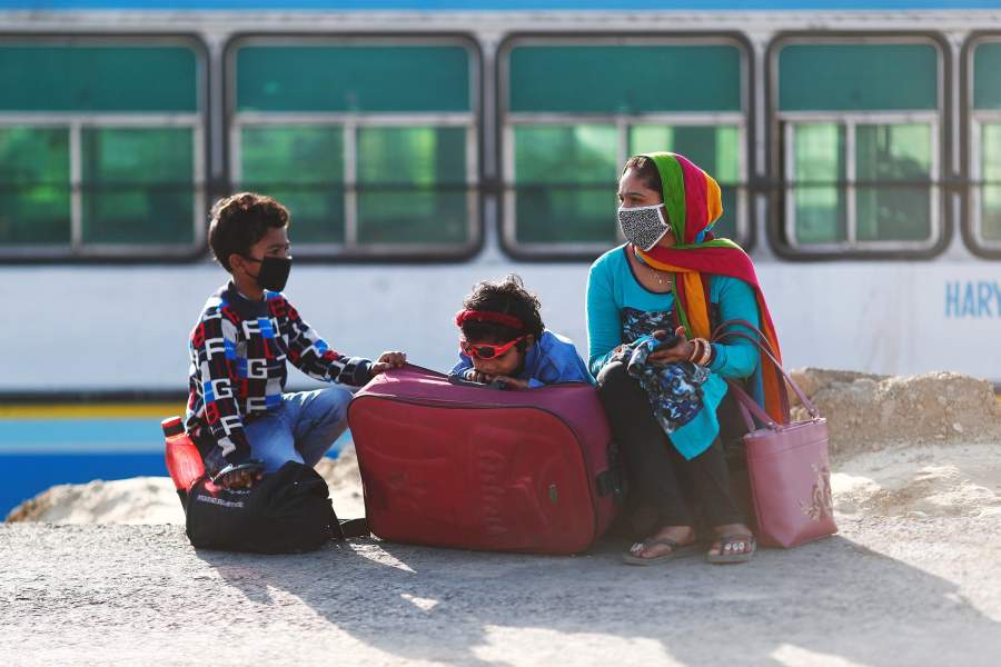 Люди не могут уехать домой из Нью-Дейли