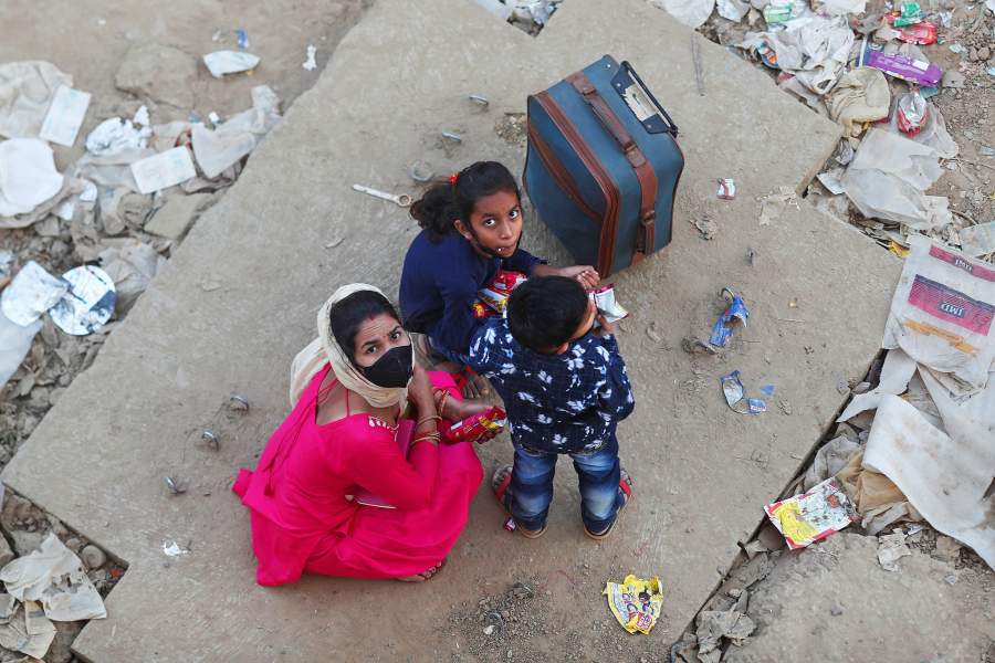 Люди не могут уехать домой из Нью-Дейли