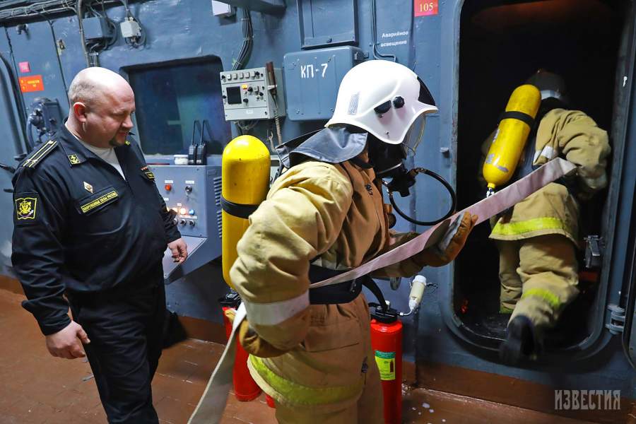 Подготовка девушек-курсантов в Военно-морском политехническом институте Петра Великого