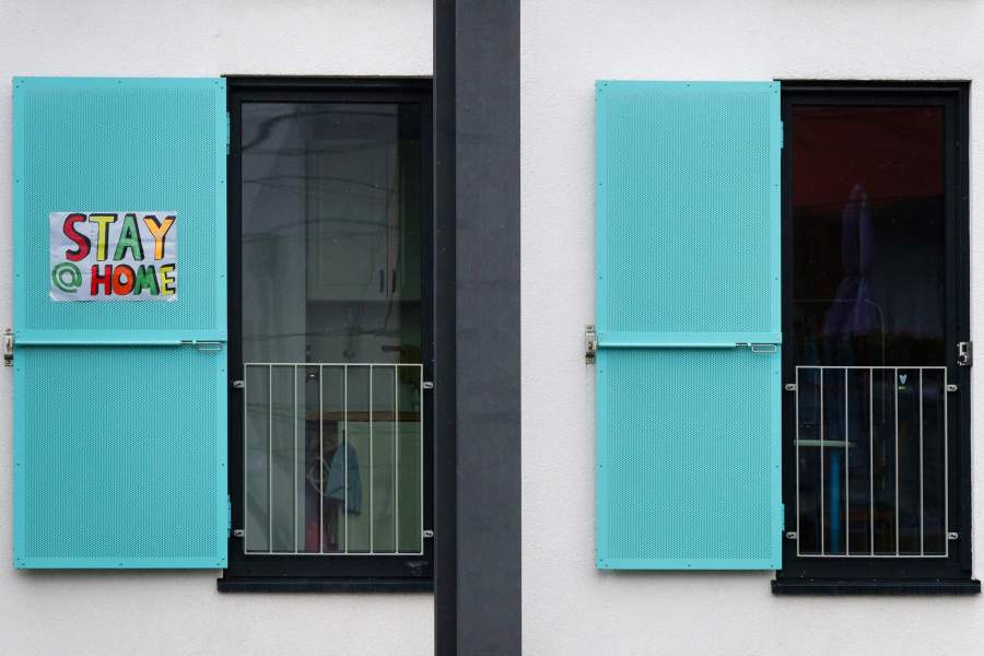 Оставайтесь дома