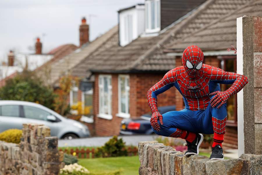 Житель Великобритании переоделся Человеком-пауком, чтобы подбодрить детей