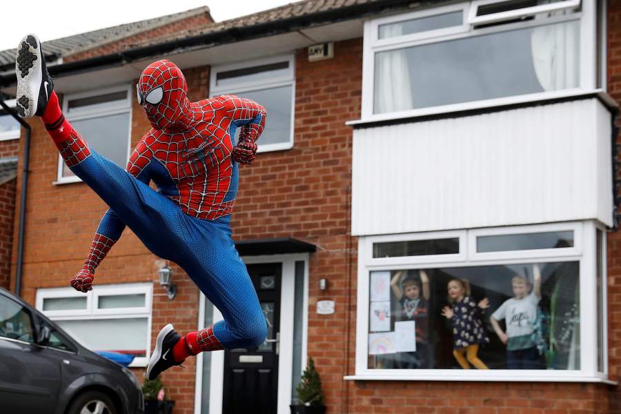 Житель Великобритании переоделся Человеком-пауком, чтобы подбодрить детей