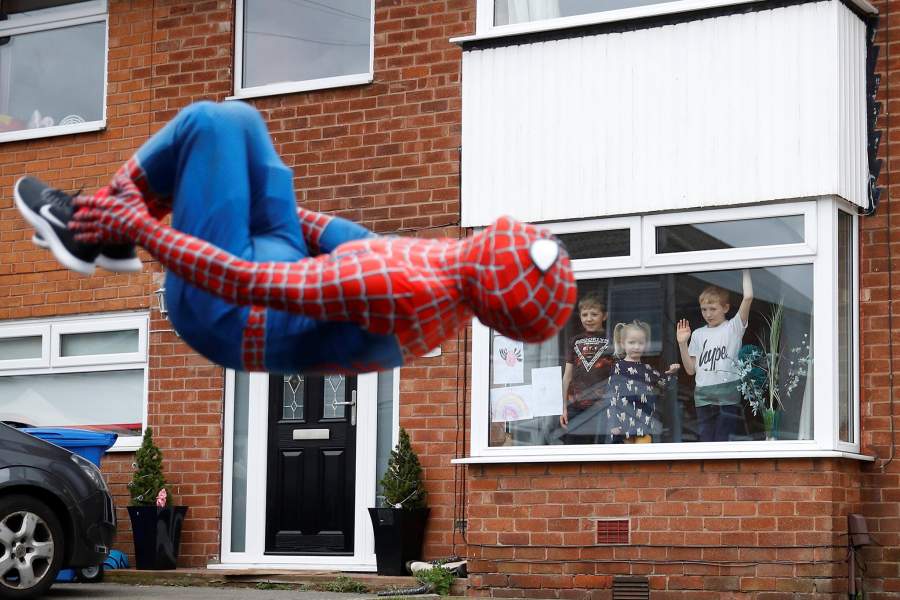 Житель Великобритании переоделся Человеком-пауком, чтобы подбодрить детей