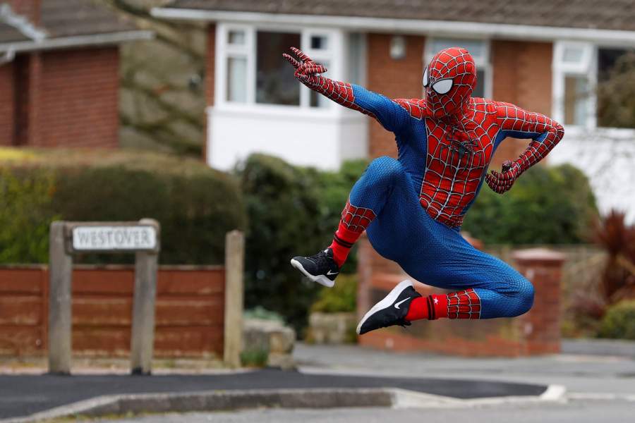 Житель Великобритании переоделся Человеком-пауком, чтобы подбодрить детей