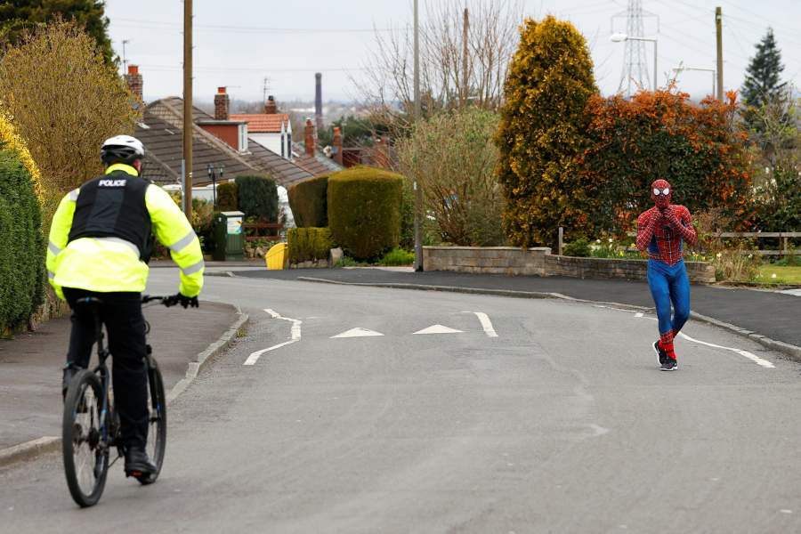 Житель Великобритании переоделся Человеком-пауком, чтобы подбодрить детей