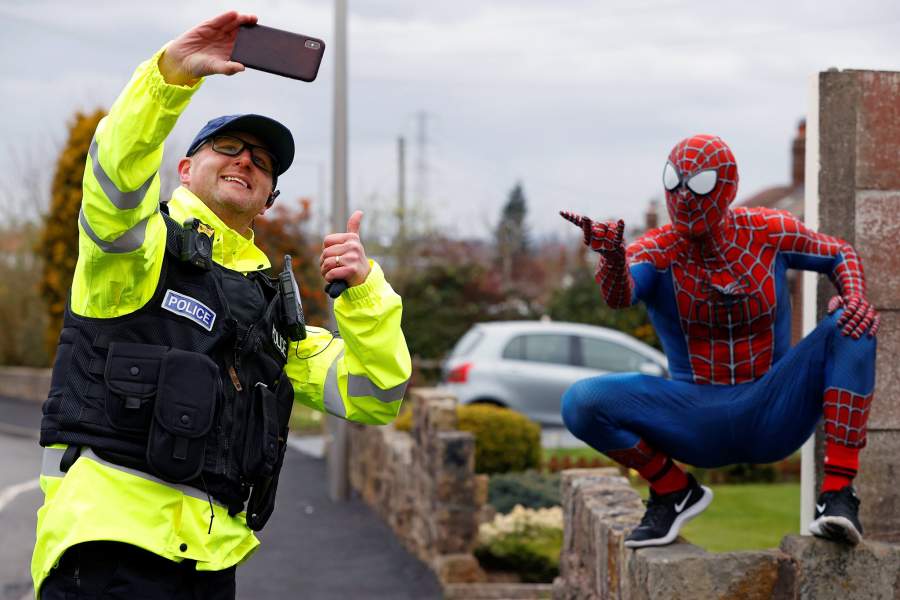 Житель Великобритании переоделся Человеком-пауком, чтобы подбодрить детей