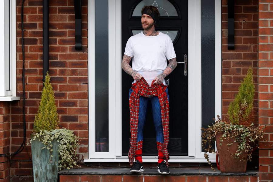 Житель Великобритании переоделся Человеком-пауком, чтобы подбодрить детей