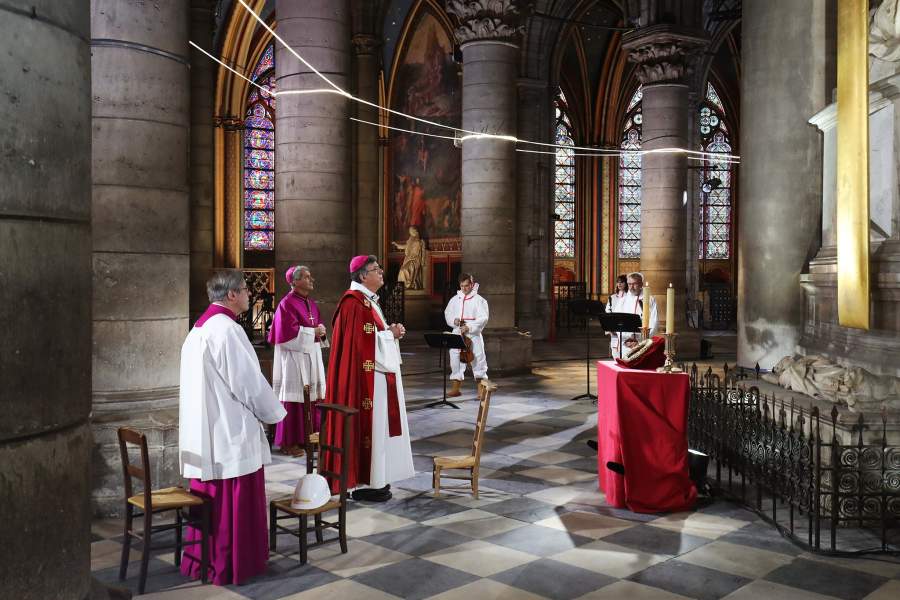 В соборе Нотр-Дам впервые после пожара прошла служба