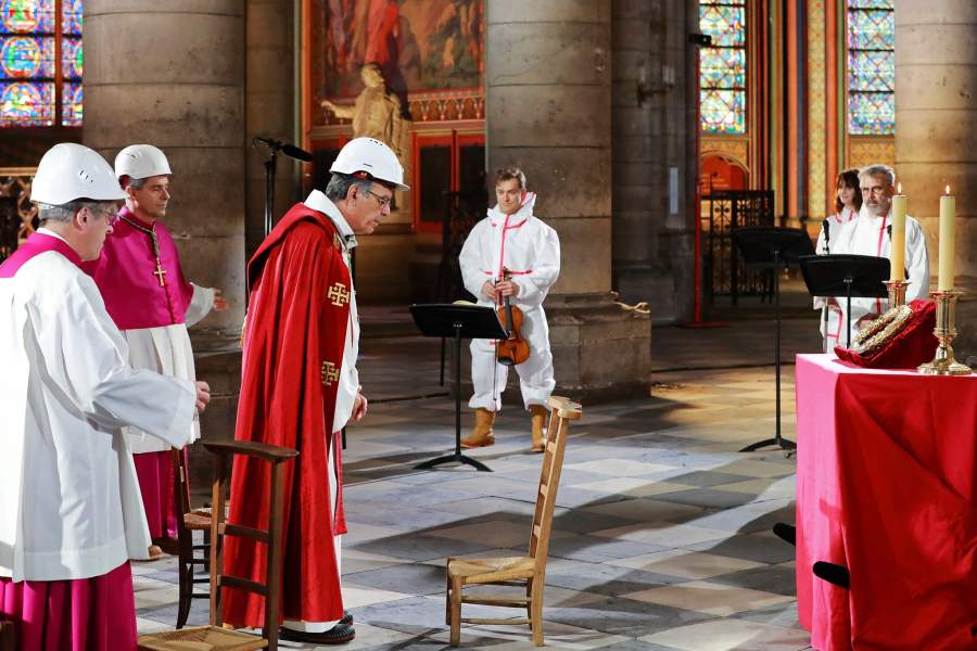 В соборе Нотр-Дам впервые после пожара прошла служба