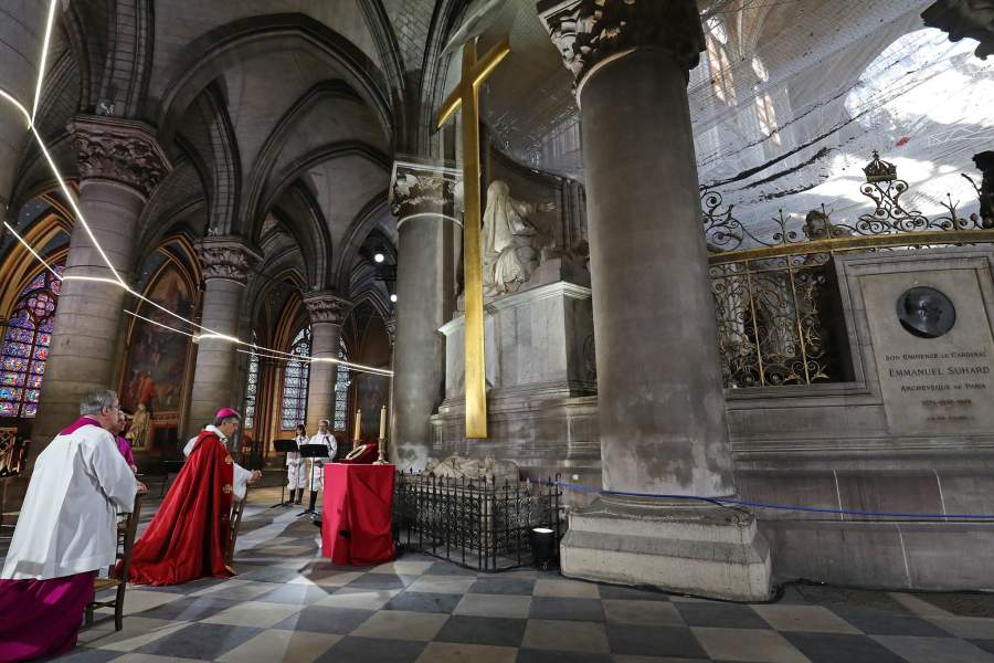 В соборе Нотр-Дам впервые после пожара прошла служба