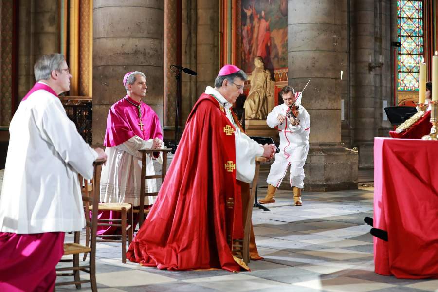 В соборе Нотр-Дам впервые после пожара прошла служба