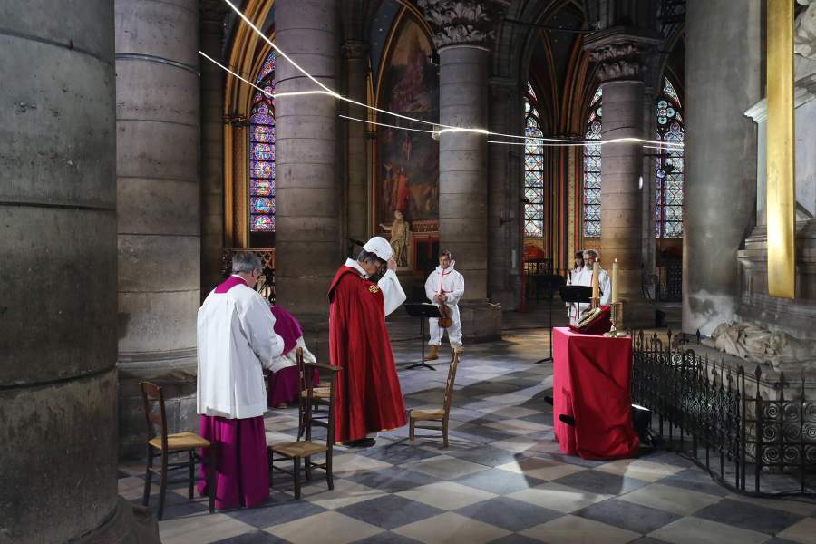 В соборе Нотр-Дам впервые после пожара прошла служба