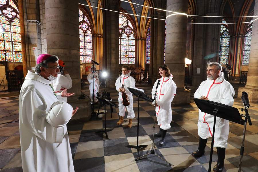 В соборе Нотр-Дам впервые после пожара прошла служба