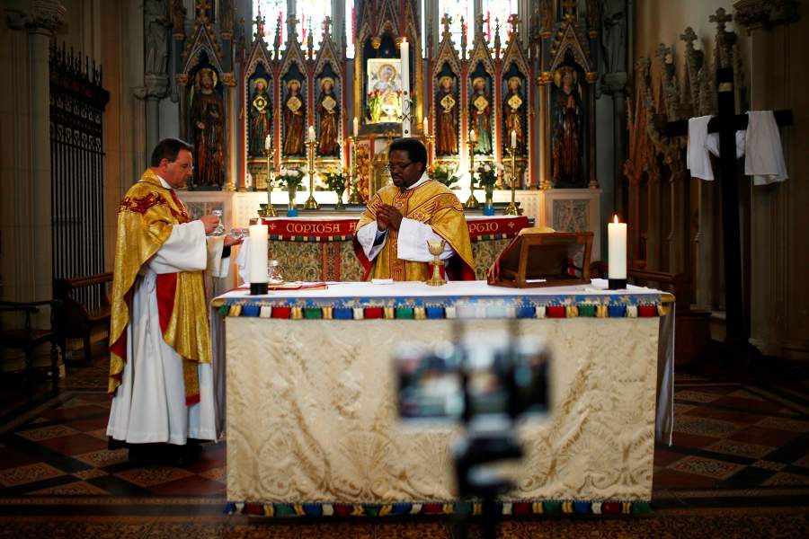 Службы в церкви во время коронавируса