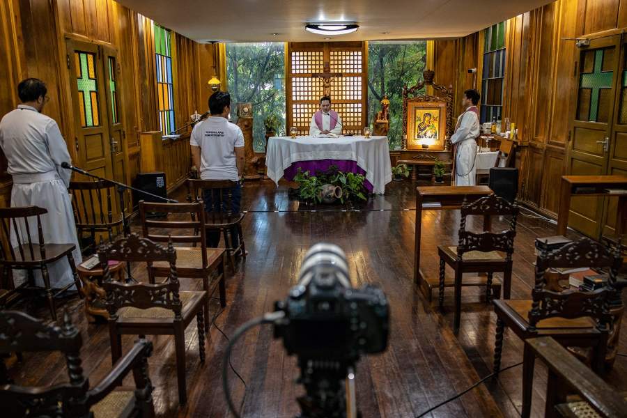 Службы в церкви во время коронавируса