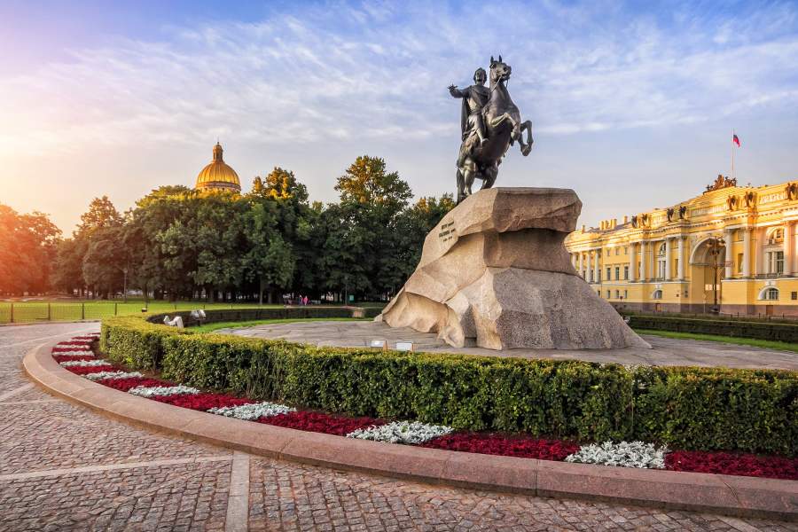 Памятник города санкт петербург. Медный всадник в Санкт-Петербурге. Медный всадник и Исаакиевский.