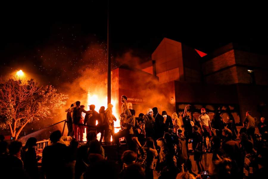 В Миннеаполисе протестующие сожгли полицейский участок
