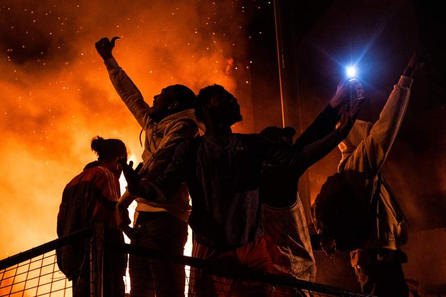 В Миннеаполисе протестующие сожгли полицейский участок