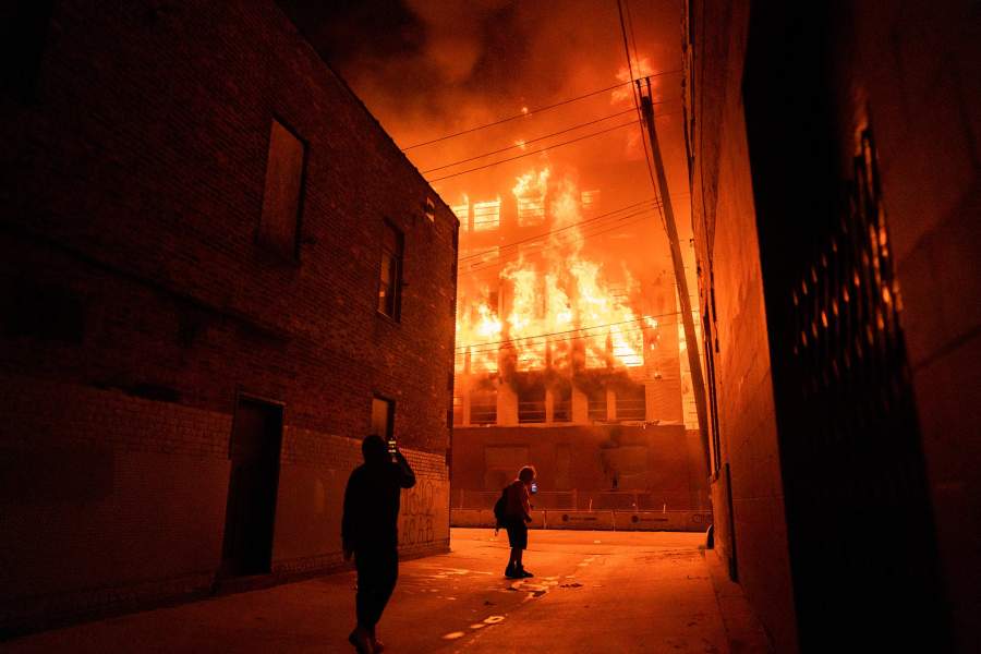 В Миннеаполисе протестующие сожгли полицейский участок