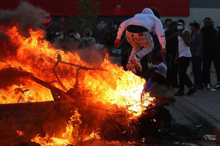 В Миннеаполисе протестующие сожгли полицейский участок