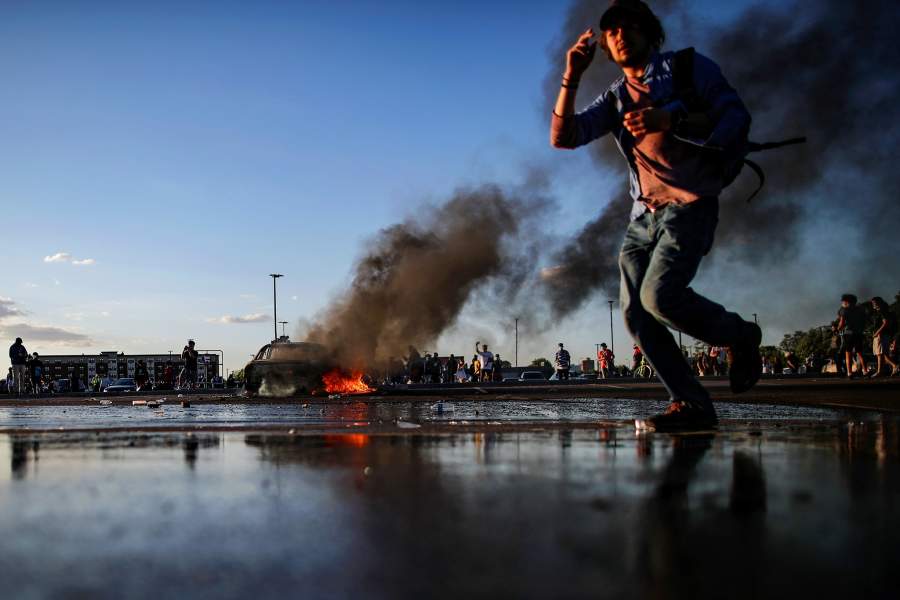В Миннеаполисе протестующие сожгли полицейский участок