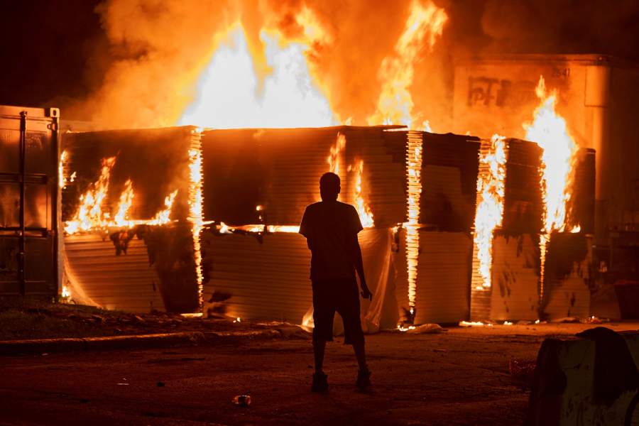 В Миннеаполисе протестующие сожгли полицейский участок