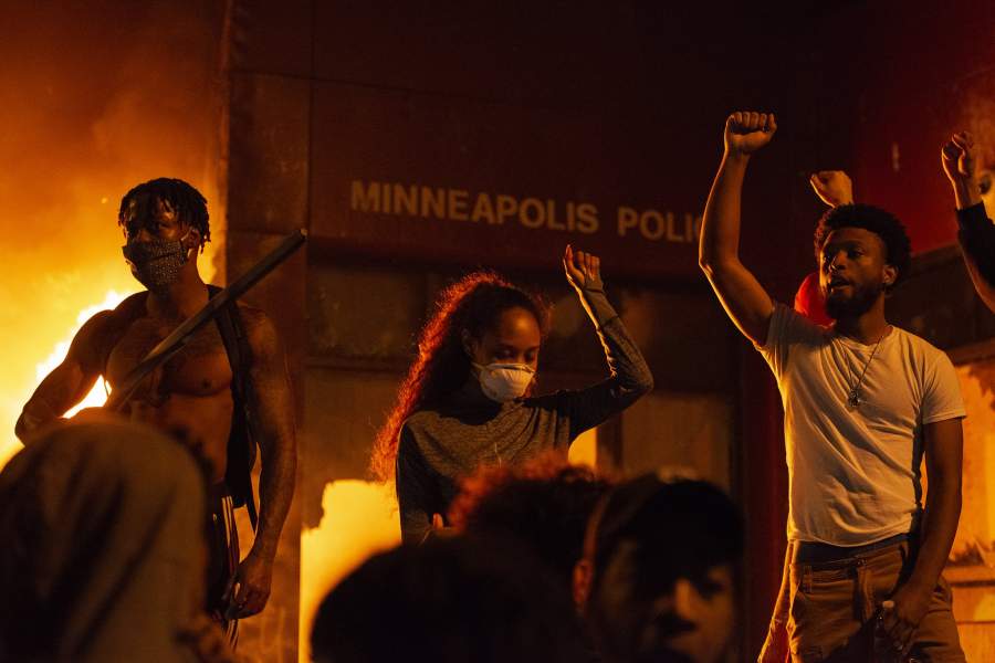 В Миннеаполисе протестующие сожгли полицейский участок