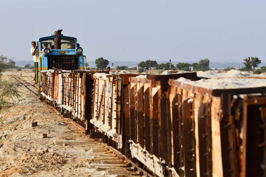 Добыча соли на озере Самбхар