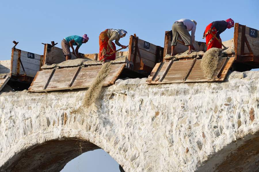 Добыча соли на озере Самбхар