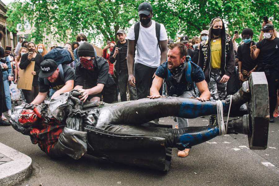 Осквернение памятников в Европе и США