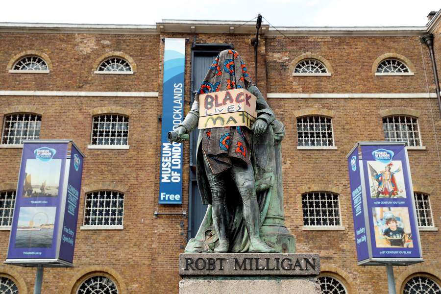 Осквернение памятников в Европе и США