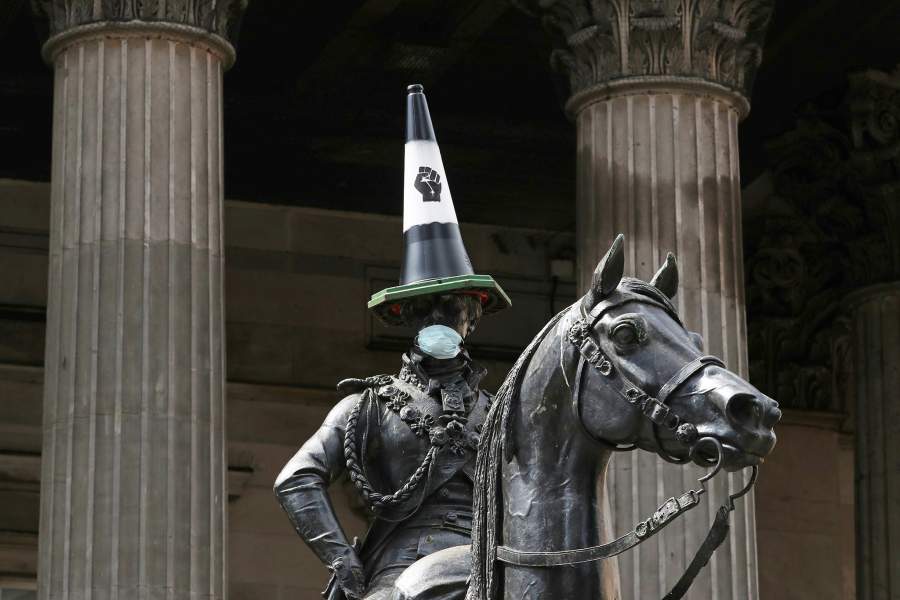 Осквернение памятников в Европе и США