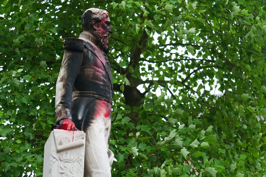 Осквернение памятников в Европе и США