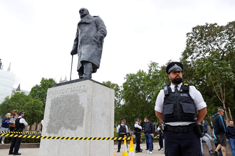 Осквернение памятников в Европе и США