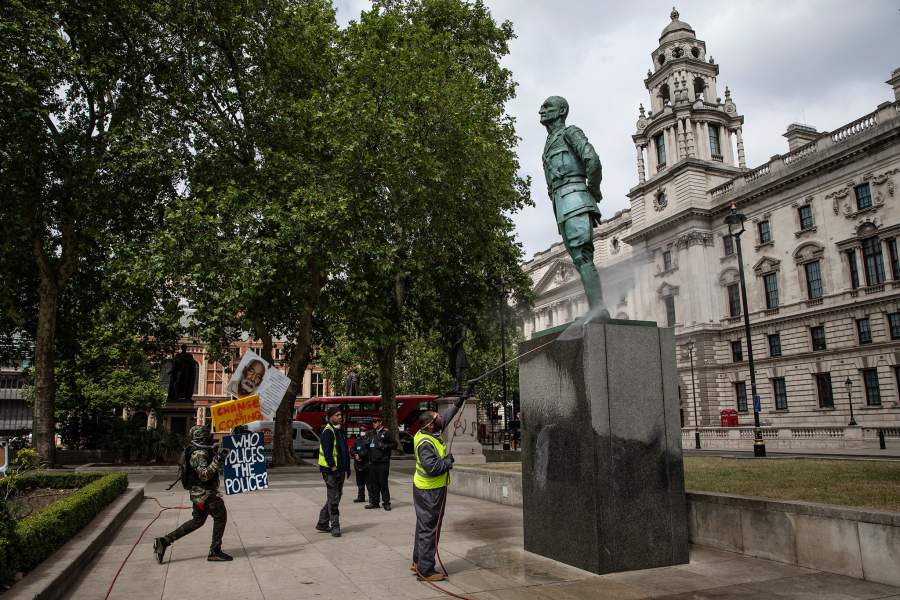 Осквернение памятников в Европе и США
