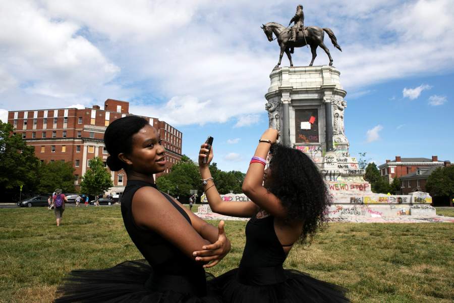 Осквернение памятников в Европе и США