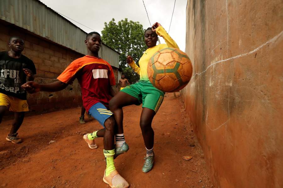 Камерунские девушки играют в футбол 