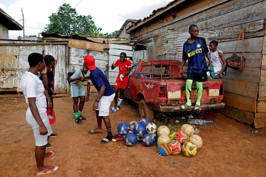 Камерунские девушки играют в футбол 