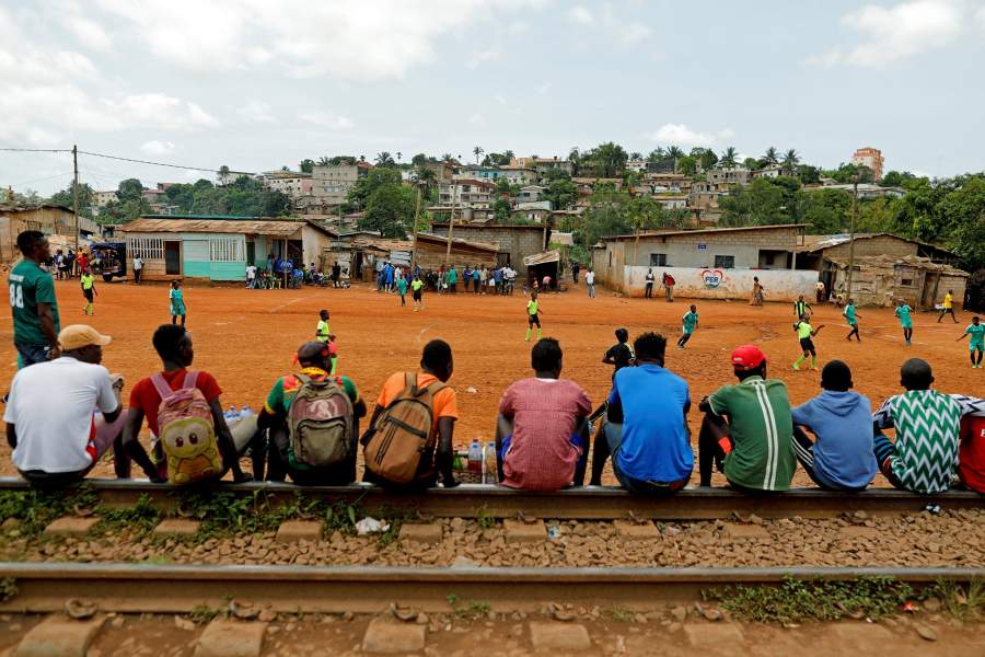 Камерунские девушки играют в футбол 