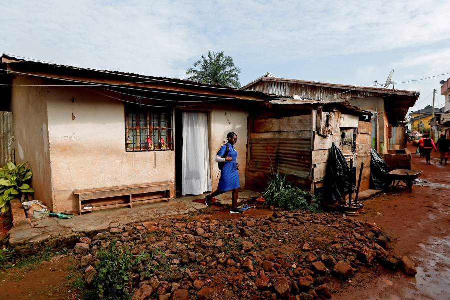 Камерунские девушки играют в футбол 