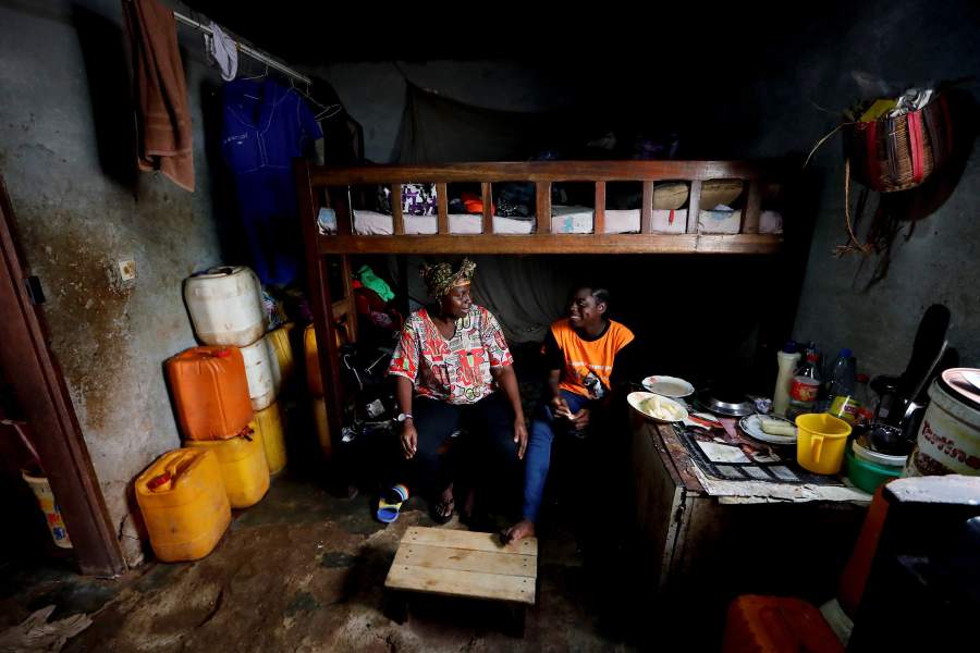 Камерунские девушки играют в футбол 