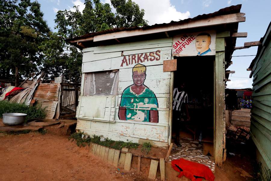 Камерунские девушки играют в футбол 