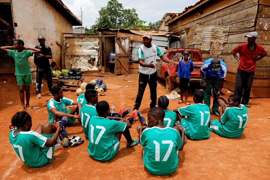 Камерунские девушки играют в футбол 