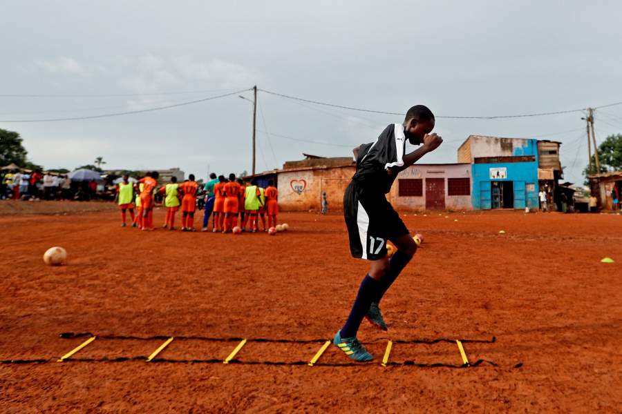 Камерунские девушки играют в футбол 