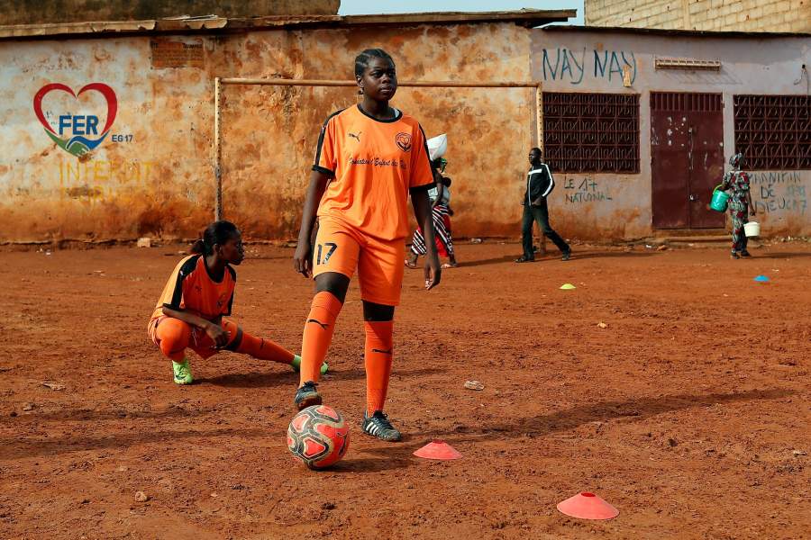 Камерунские девушки играют в футбол 