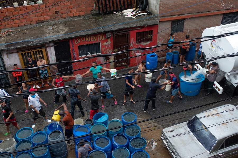 В связи с трудностями в водоснабжении, жители некоторых районов Каракаса вынуждены ждать дождя, чтобы иметь возможность получить воду