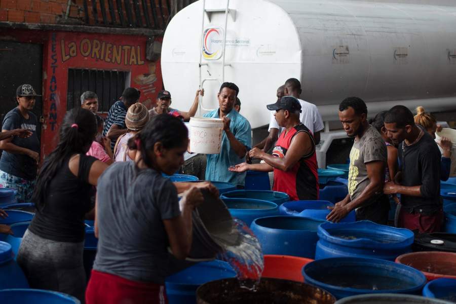 В связи с трудностями в водоснабжении, жители некоторых районов Каракаса вынуждены ждать дождя, чтобы иметь возможность получить воду