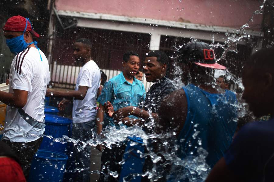 В связи с трудностями в водоснабжении, жители некоторых районов Каракаса вынуждены ждать дождя, чтобы иметь возможность получить воду