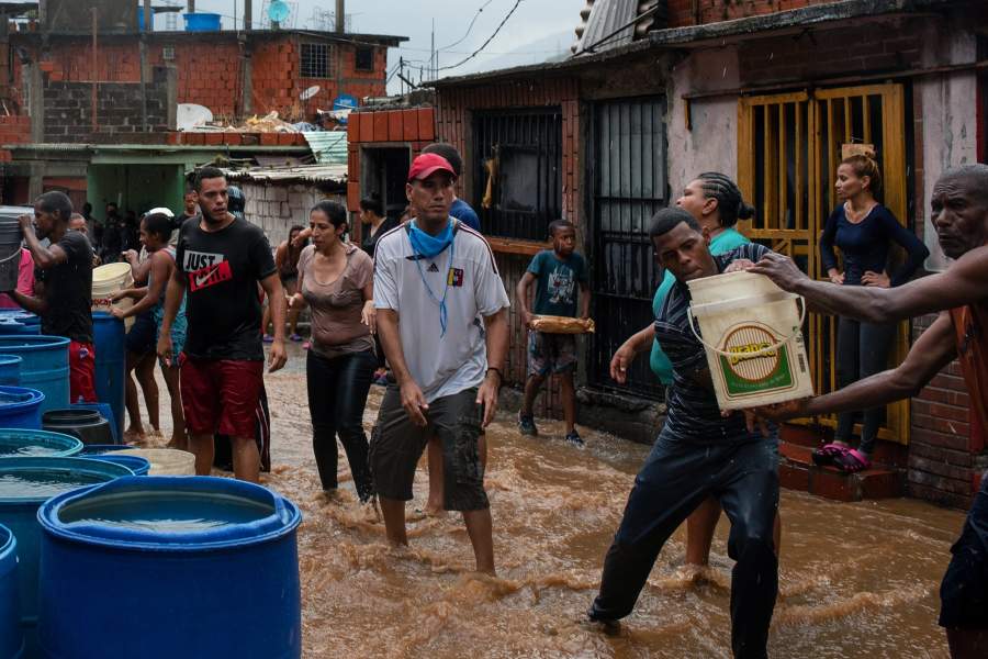 В связи с трудностями в водоснабжении, жители некоторых районов Каракаса вынуждены ждать дождя, чтобы иметь возможность получить воду